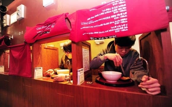 일본 칸막이 식당을 본 서양인들의 반응...jpg