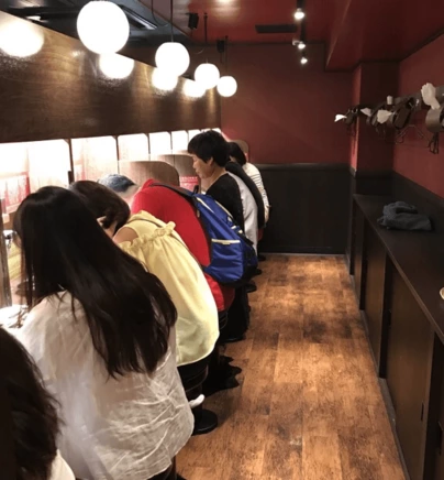 일본 칸막이 식당을 본 서양인들의 반응...jpg