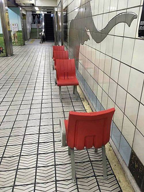 오사카 지하철역의 벤치가 90도 돌아앉은 이유는?